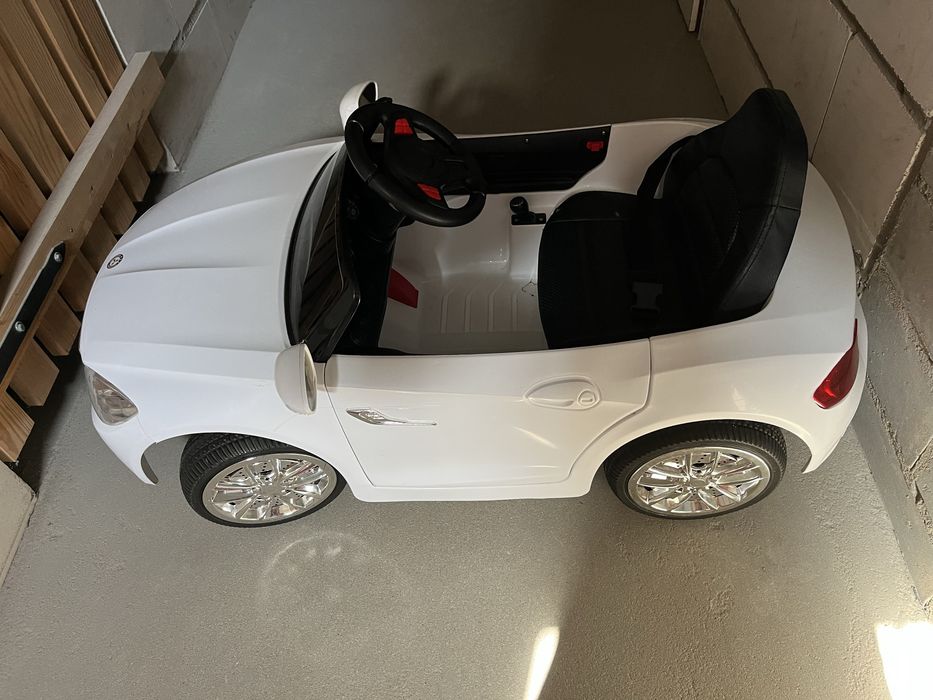 Samochód na Akumulator Auto na Akumulator Samochodzik - LED, Dźwiękami i Otwieranymi Drzwiami Pilot
