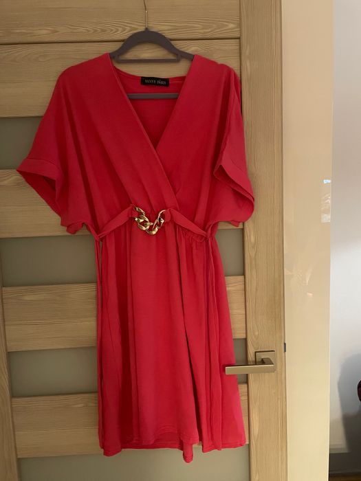 Różowa sukienka z kopertowym dekoltem