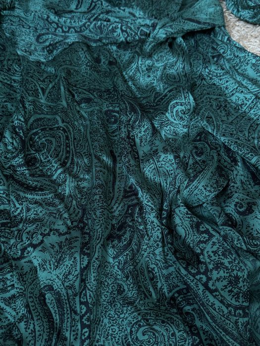 Сатинова атласна вечірня сукня зелена смарагдова