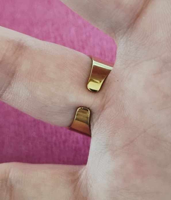 Anel dourado, em aço, com pedra oval rosa fucsia. 18/ajustável