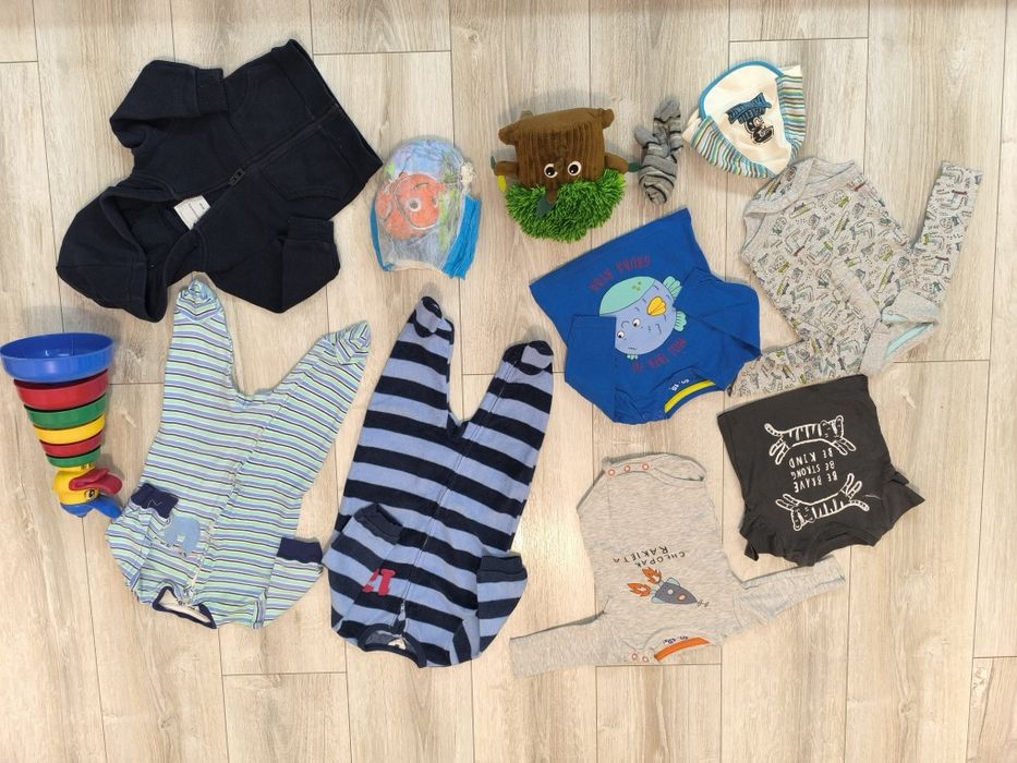 Ubranka dla chłopca i zabawki 56/62 pajacyki i inne