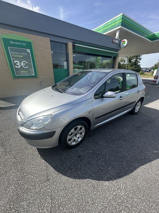 Peugeot 307 à venda, ano 2001, em bom estado, totalmente revisado.
