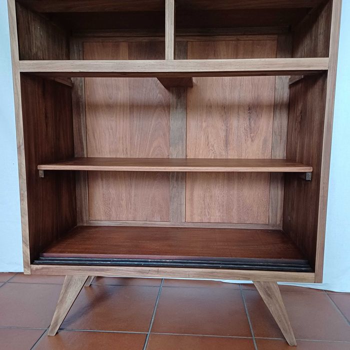 Armário com portas de correr.