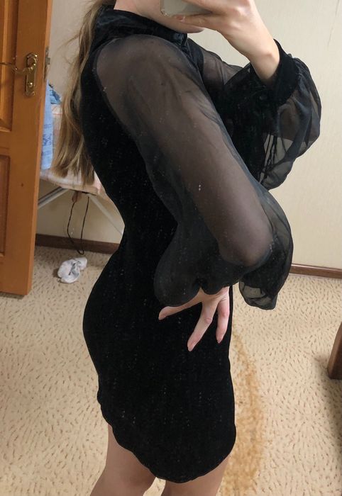 Чёрное велюровое платье с объемными рукавами