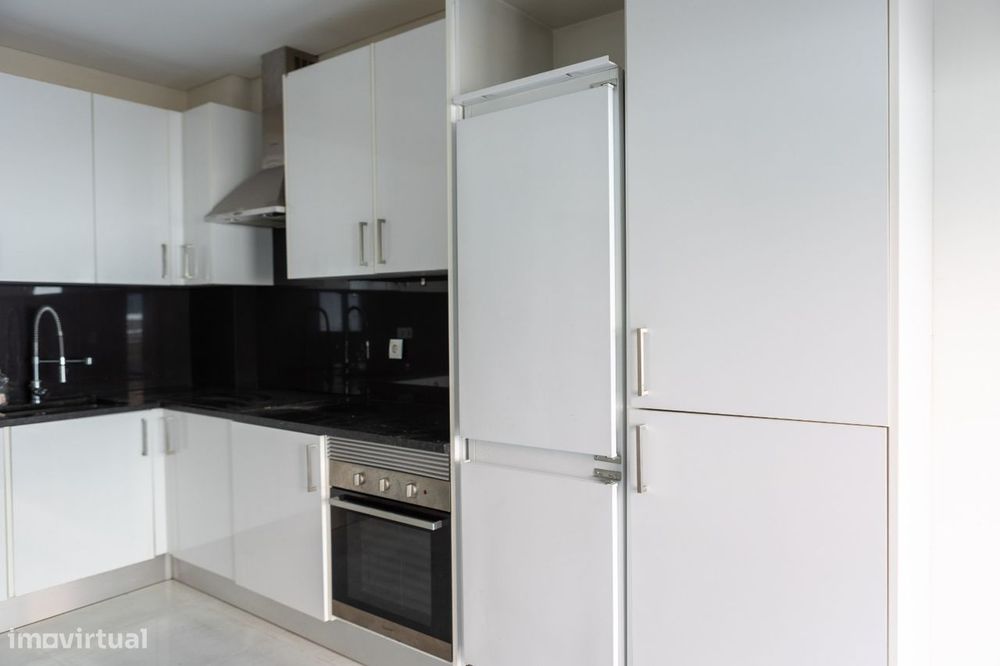 T2 com varanda e cozinha equipada em Odivelas