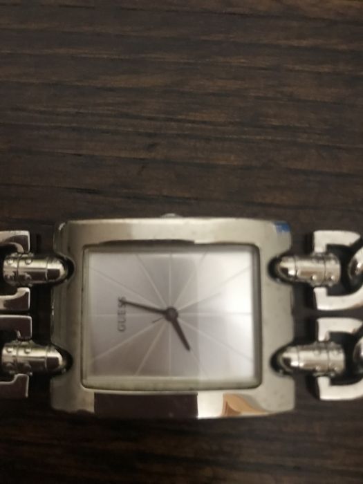 Relogio GUESS em tom prata