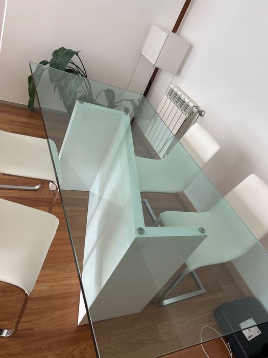 Conjunto mesa e quatro cadeiras de jantar