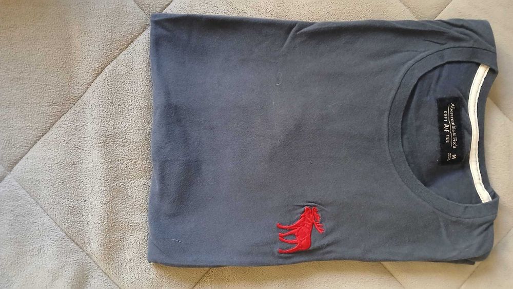 roupa variada de rapaz