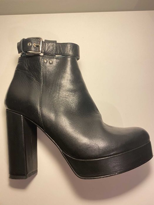 Botas pretas de pele novas 38