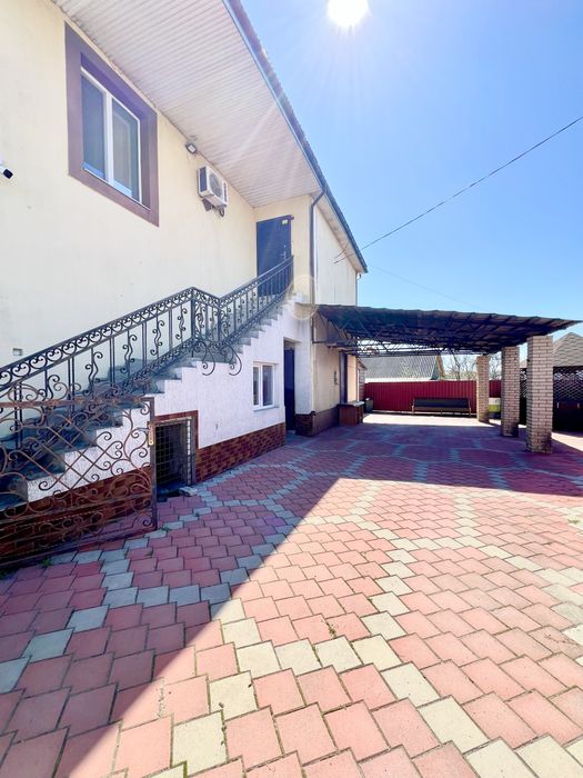 Продаж будинку з магазином на 1 поверсі!