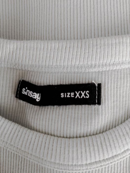 Prążkowany crop top basic koszulka t-shirt Sinsay XXS
Długość 35,5 cm
Szerokość pod pachami 26 cm