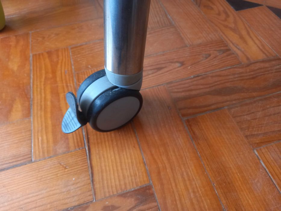 Vendo secretária, usada mas em bom estado.