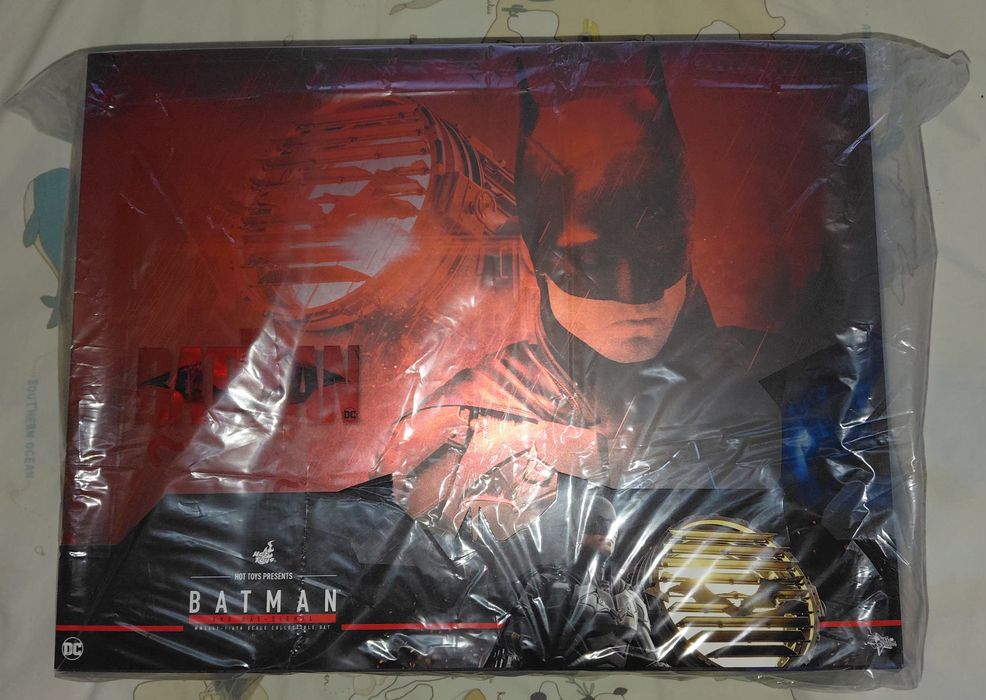 Hot Toys 1/6 Scale Movie Masterpiece The Batman with Bat-Signal (MMS641) MISB