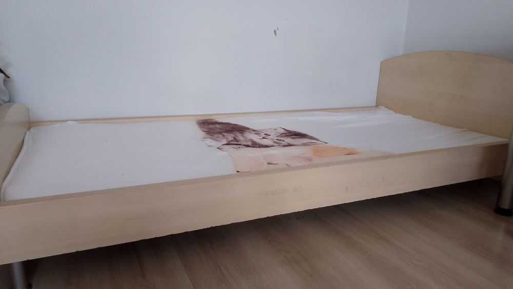 Łóżko z materacem