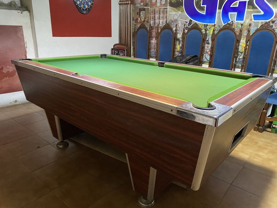 Bilhar snooker com bolas e triângulo e giz