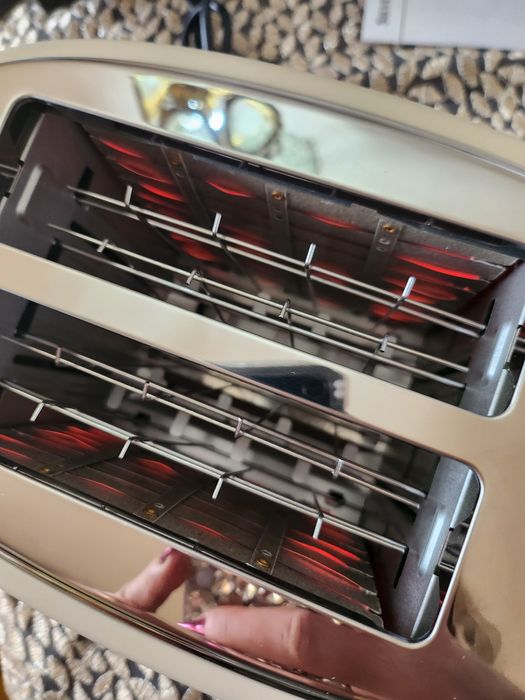 Toster z detalami imitujące drewno