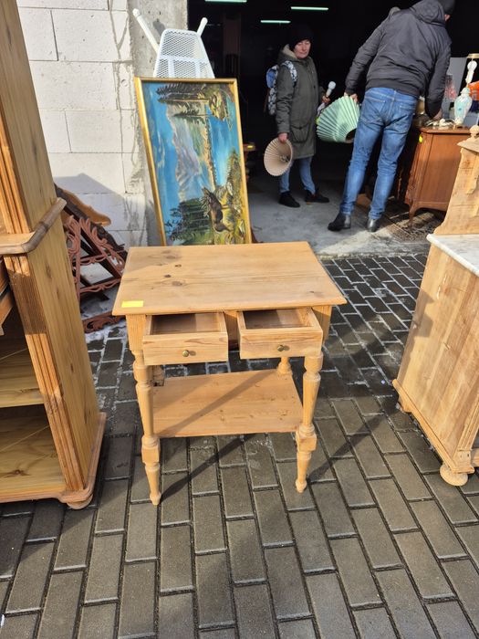 Zgrabna szafka drewniana