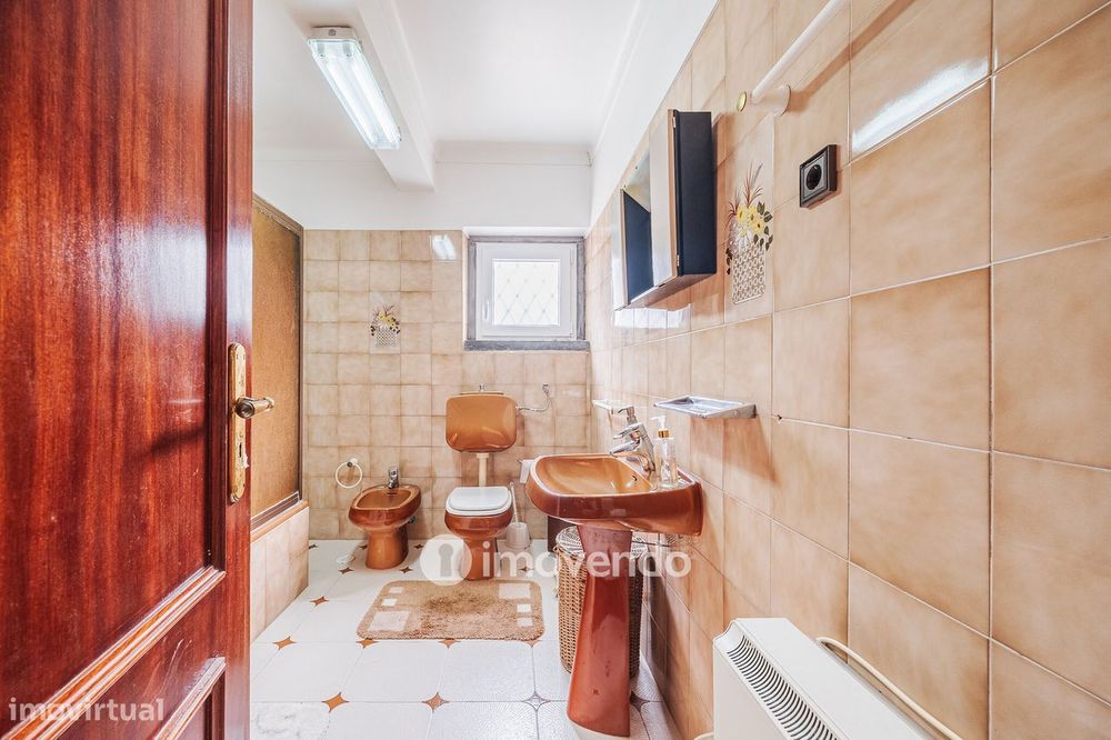 Quinta isolada T3+1 com áreas amplas e terreno de 2022m², em Colares