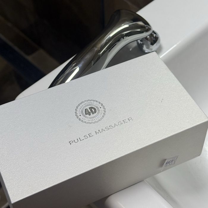 Мікрострумовий масажер для обличчя / 4D Pulse massager KM-833