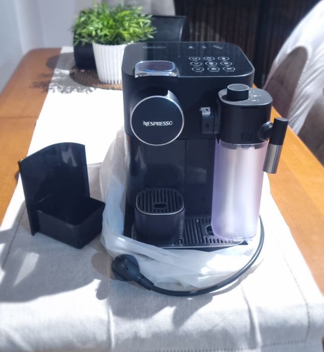 Máquina Nespresso - Grand Lattissima preta