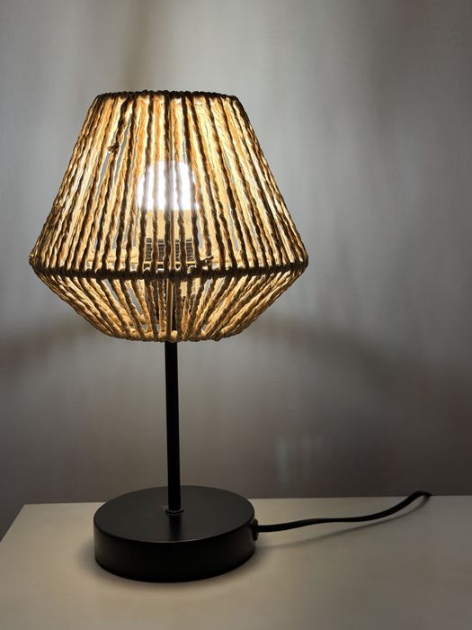 Candeeiro de Mesa Estilo Boho em Fibra Natural – Como Novo