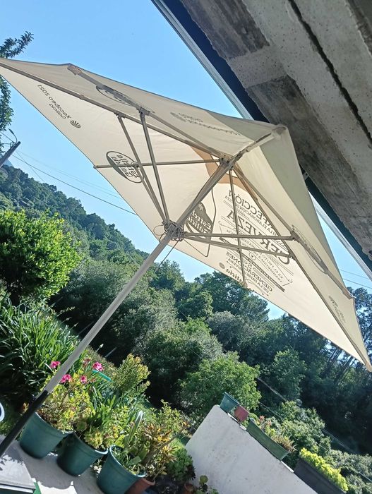 Guarda sol tenda e bancos