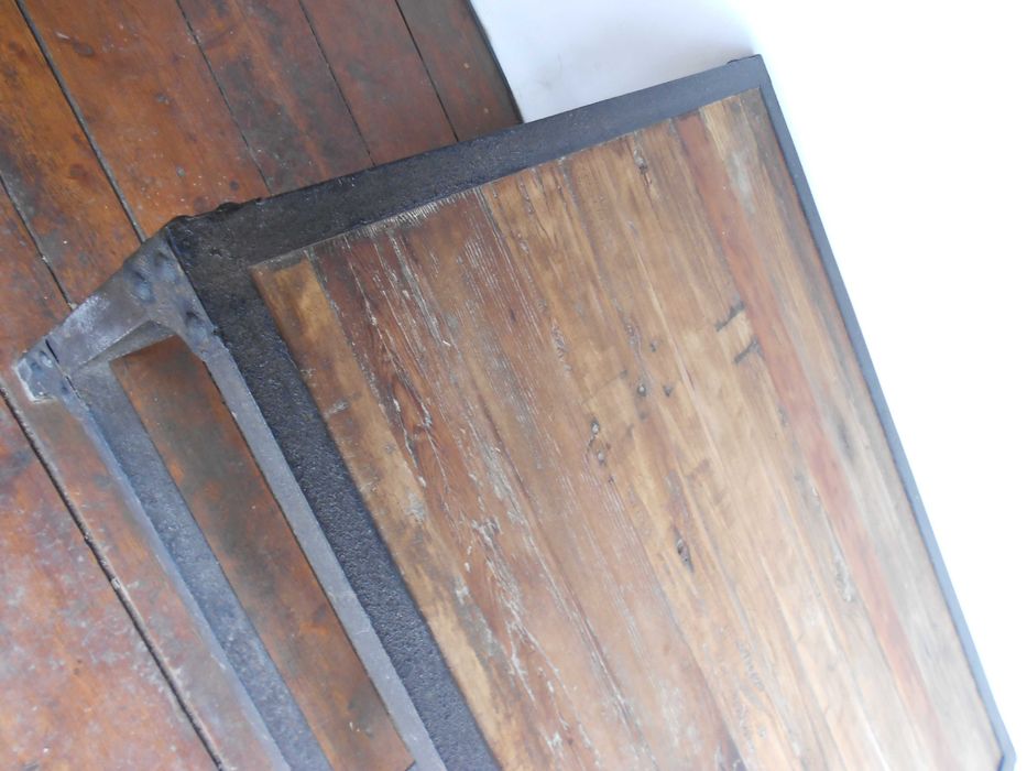 Mesa rustica de ferro e madeira