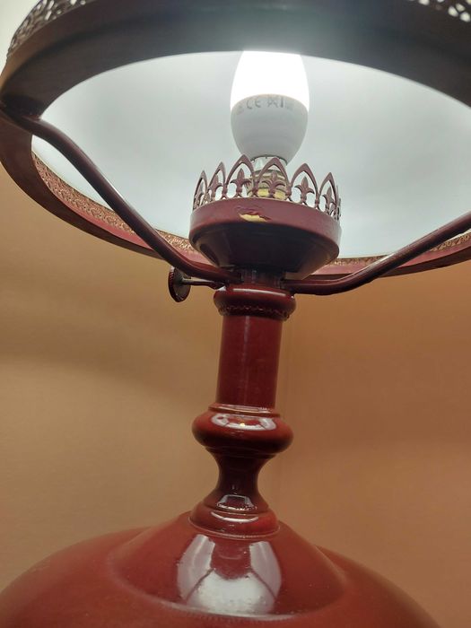 Candeeiro de mesa clássico com cúpula em vidro opalino vintage