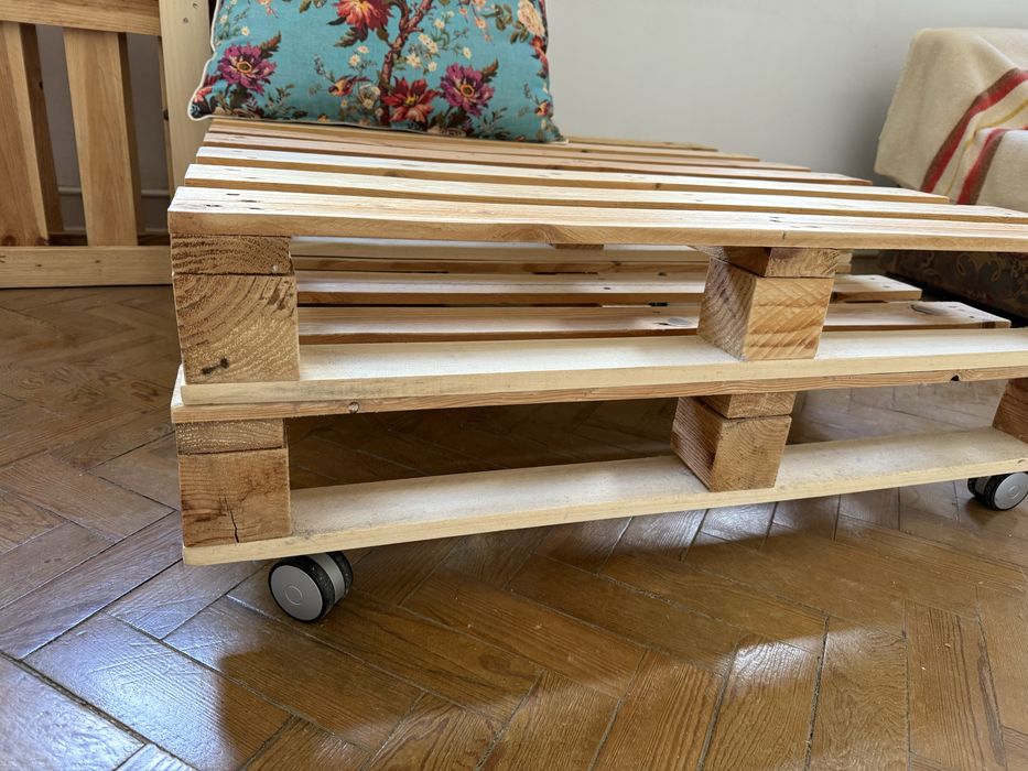 4 paletes/estrados em madeira tratada (2 com rodízios)