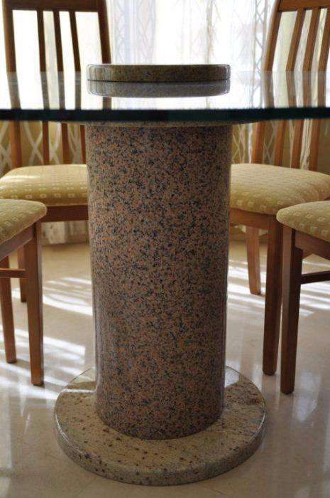 Mesa com tampo em vidro laminado e coluna em granito