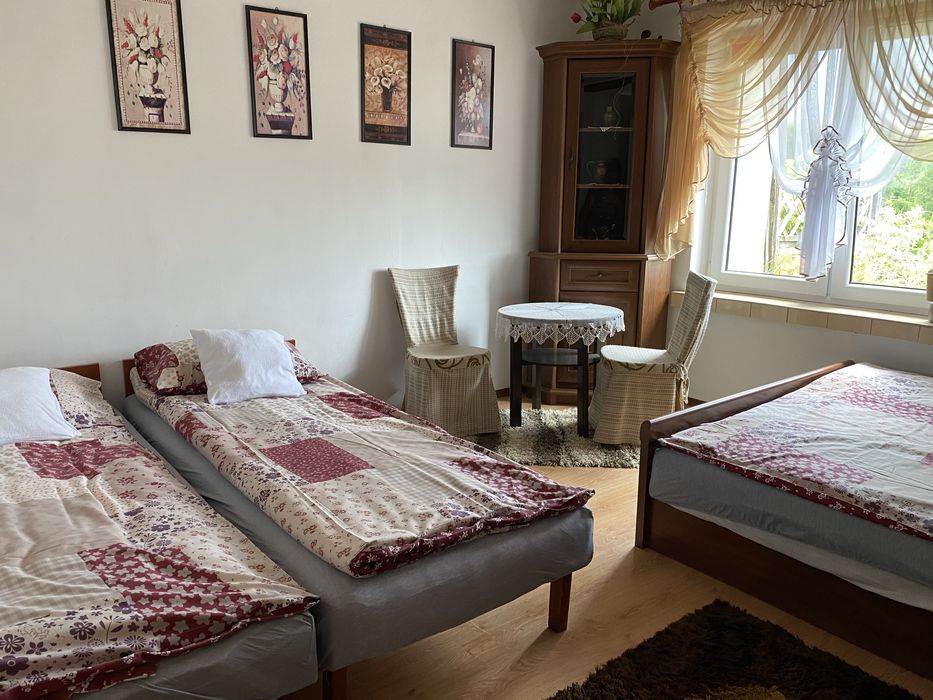 domek przy wyciągu narciarskim nad jeziorem, balia sauna okrągłe