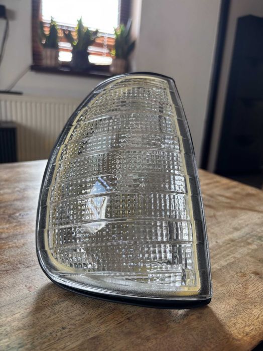Kierunkowskaz prawy przód Mercedes w123 biały