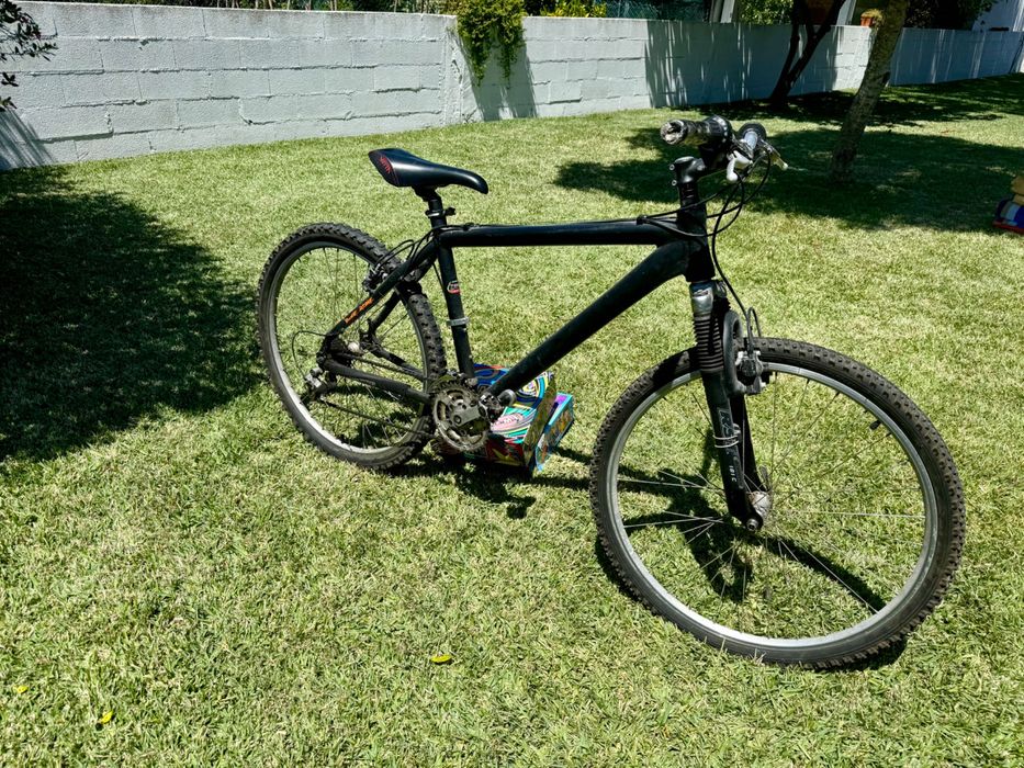 Bicicleta BTT preta