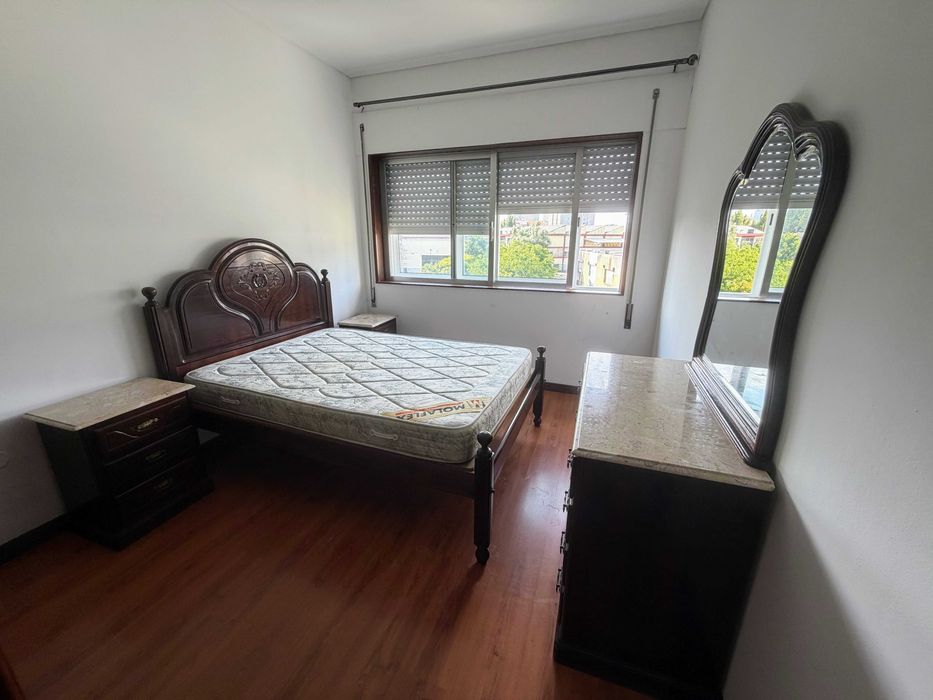 Arrenda-se T2+1, com garagem individual e fechada.