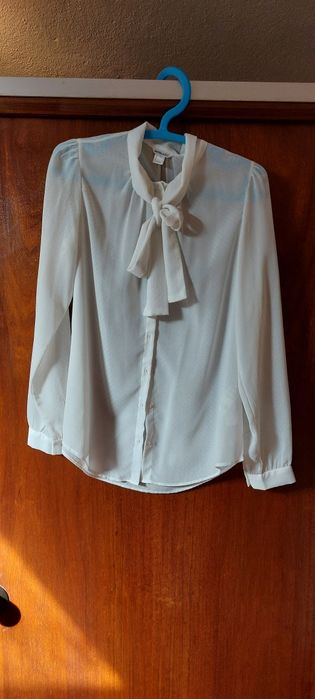 Blusa branca semi transparente com laço
