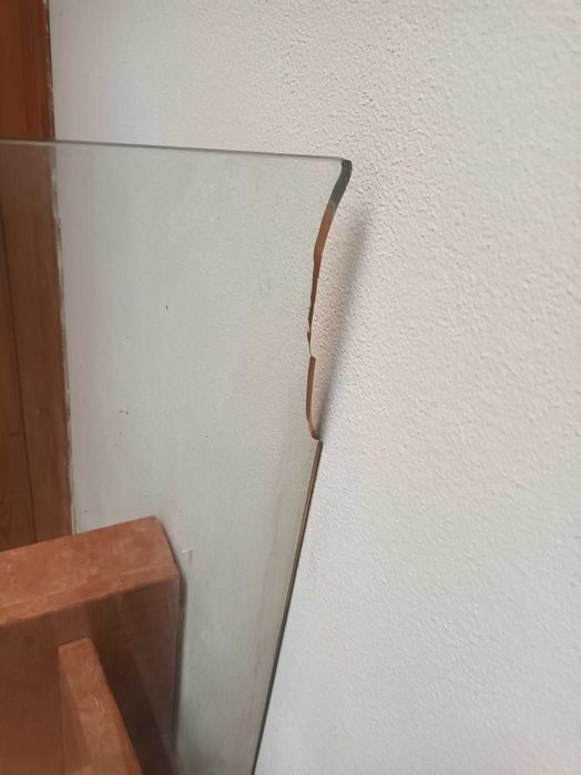 Estante em vidro e pedra