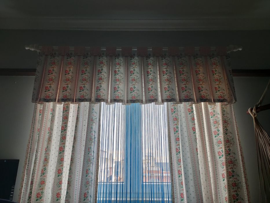 Cortinados com varão e calhas de quarto de menina