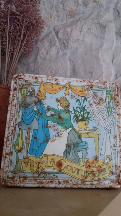 Lata   de colecção , Francesa."