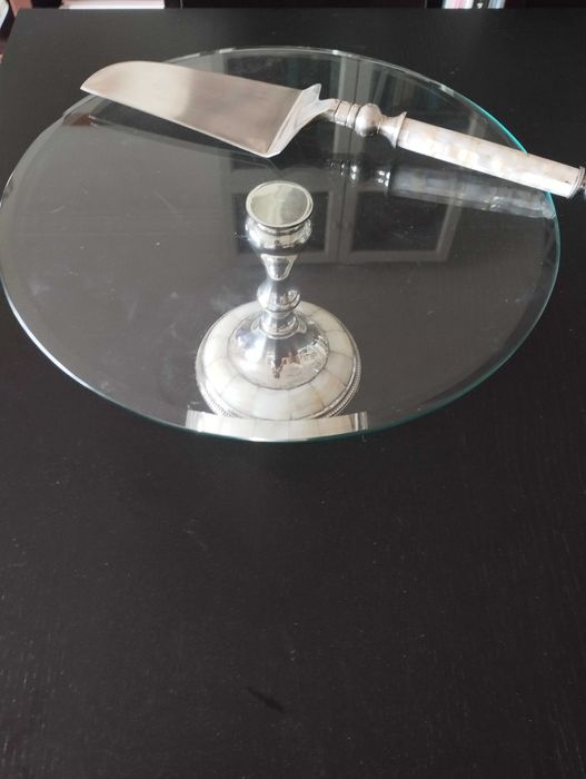 Prato de bolo com suporte muito antigo.