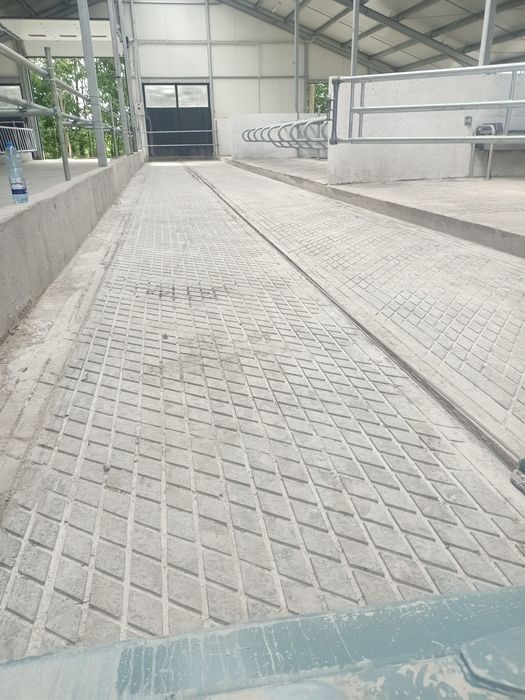 Nacinanie  posadzek rusztów betonowych w oborach.