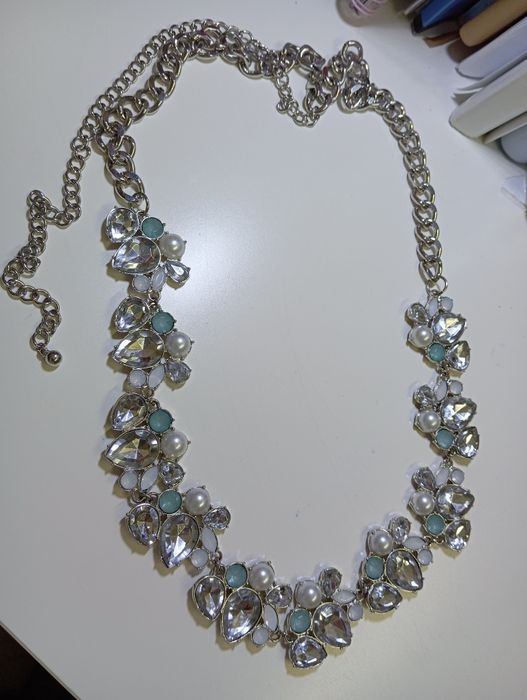Колье с крупными камнями. Ожерелье с камнями.