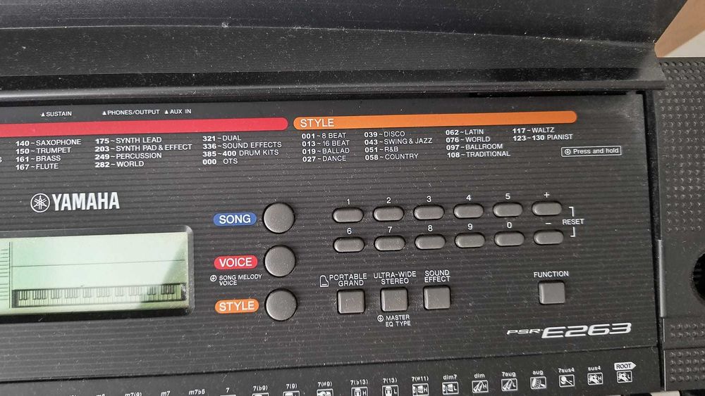 Keyobard YAMAHA PSR-E263