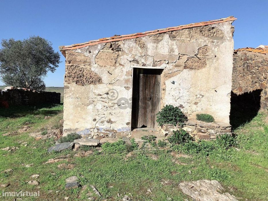 Moradia com 9 divisões para remodelar, Alcaria do Coelho