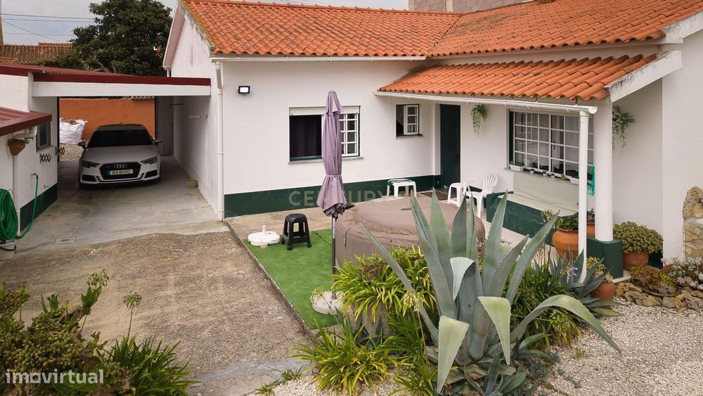 Linda Moradia T2 com Jardim e garagem a poucos kms de Martinho do Port