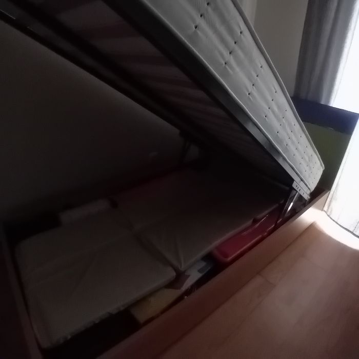 Cama solteiro com estrado elevato