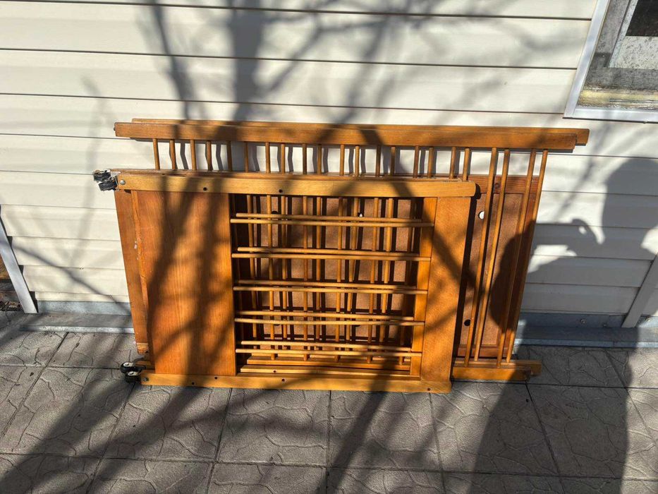 Віддам безкоштовно дитяче ліжечко в розібраному стані