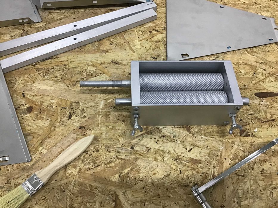 RECZNY młynek do zboża obsługa ręczna i elektryczna pojemność 4L