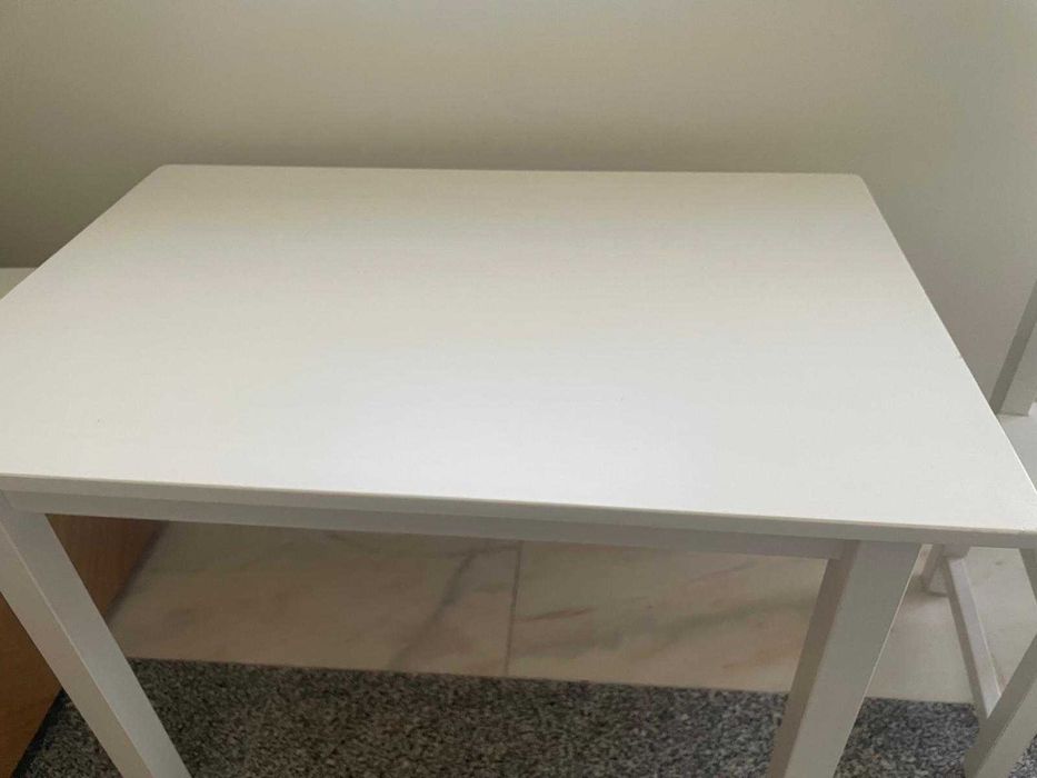 Mesa + cadeira de madeira IKEA – brancas e de excelente qualidade