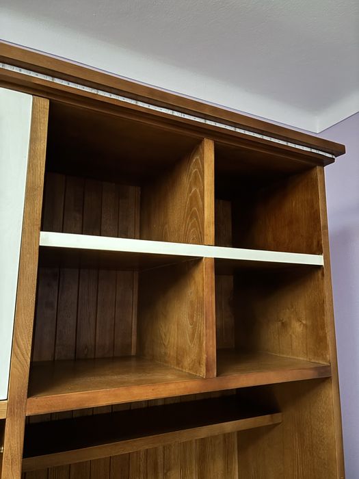 Conjunto de armário, cama e mesa de cabeceira de madeira à medida