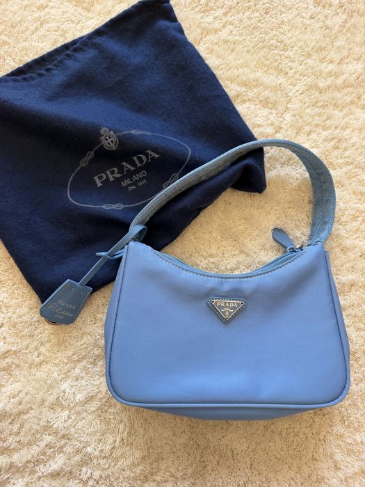 блакитна сумка Prada на плече  Re-Edition 2000
